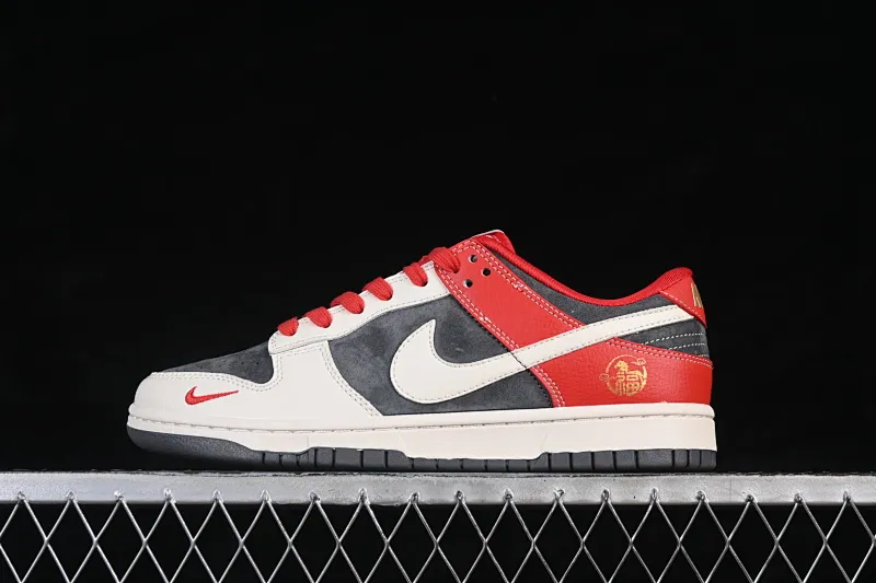 All categories Nk SB Dunk Series Nk SB Dunk Low High-end customized low-top sneakers Nike SB Dunk Low Year of the Horse joint limited edition red and black suede High-end customized low-top casual sneakers HG0026-005